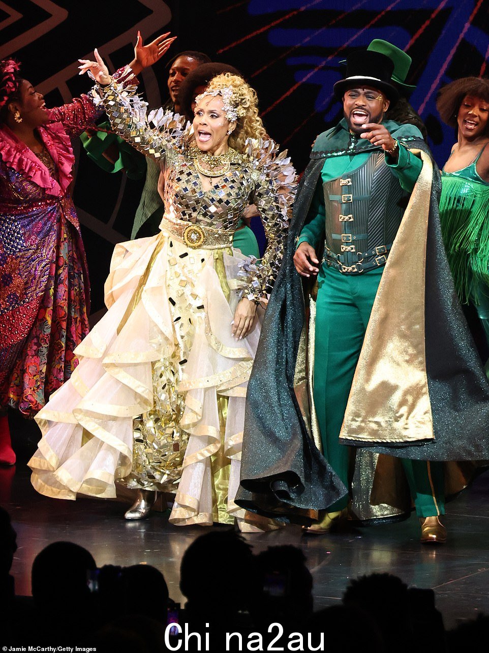 《保镖》演员黛博拉·考克斯 (Deborah Cox) 在《绿野仙踪》中扮演格琳达 (Glinda) 时穿着一件精致的金属舞会礼服
