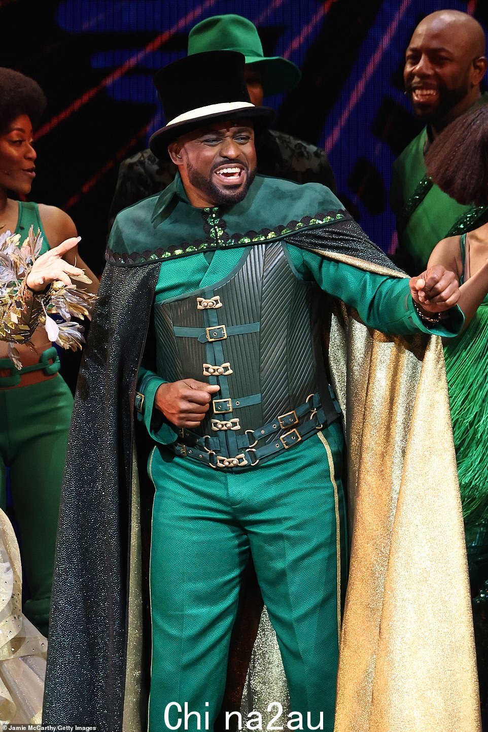 这到底是谁的台词 有趣的人韦恩·布雷迪 (Wayne Brady) 在这部 1975 年七次托尼奖得主的音乐剧中扮演同名角色,该剧最初改编自 L. Frank Baum 1900 年的儿童小说《奇妙》 Wizard of Oz