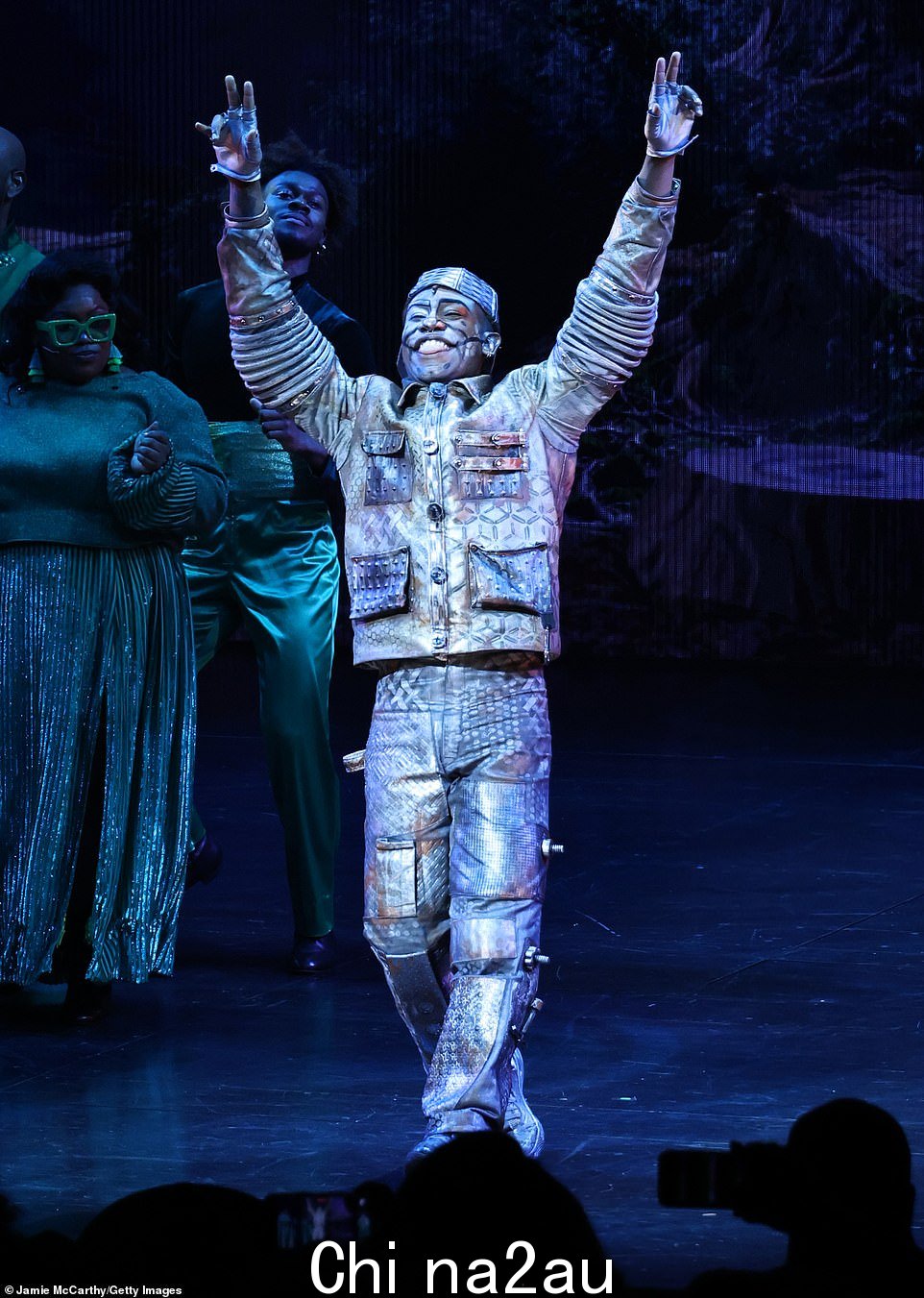 犀利演员菲利普·约翰逊·理查森 (Phillip Johnson Richardson) 首次在百老汇首次亮相,饰演铁人 (Tinman),严格限制参与度
