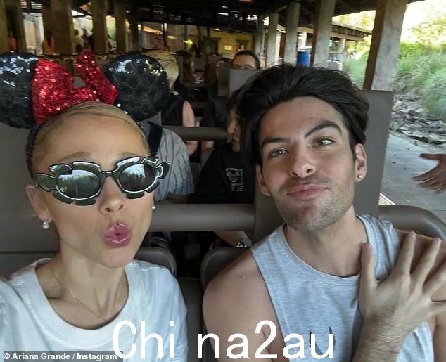另一张照片中的 7 Rings 歌手与她哥哥 Frankie Grande 的丈夫 Hale 一起合影,31