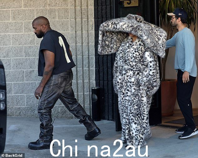 Kanye West 表现出骑士精神,在他们一起退出工作室时为妻子 Bianca Censori 开门