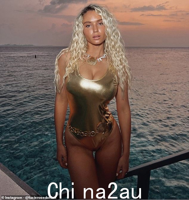 真人秀名人,配有海滩风格的项链,上面有美丽的宝石和大金壳