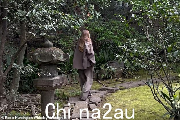 Rosie 还分享了她在探索令人惊叹的花园时沿着垫脚石行走的照片