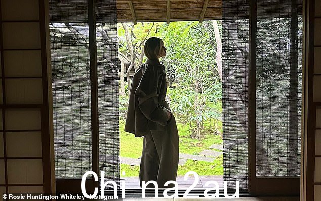 她将她的衣服与那些令人惊叹的灰色高腰裤和配套的超大夹克搭配
