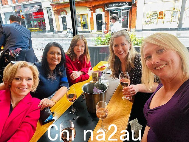 Croxall 是去年 BBC 新闻频道和世界新闻频道合并时陷入困境的五位 BBC 新闻女主持人之一。图为:Croxall 与 Kaisa Madera、Geeta Guru Murthy、Annita McVeigh 和 Karin Giannone