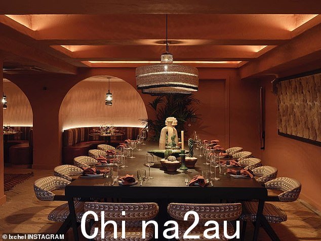 为了霍莉的私密晚会,一行人在会场预订了一间私人房间,该房间由餐厅老板弗雷泽·卡拉瑟斯 (Fraser Carruthers) 所有,并享用了一份品尝菜单,其中包括th 定制鸡尾酒