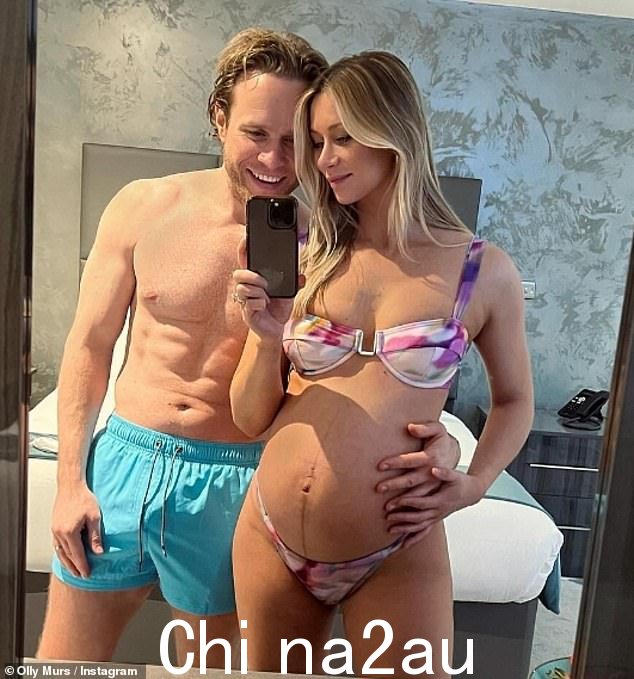 这对夫妇在当天早些时候在一篇甜蜜的帖子中分享了成为父母的喜悦(上个月的照片)