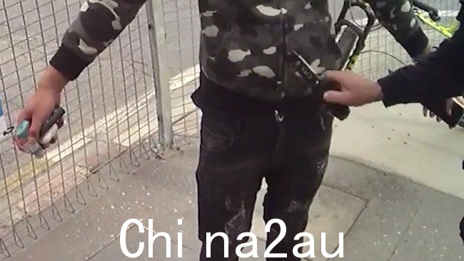 一个人被棍棒打着。武器街。图片:QPS