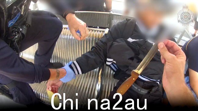 执法人员抓获的随身摄像机镜头去年一个人的一把刀。图片:QPS