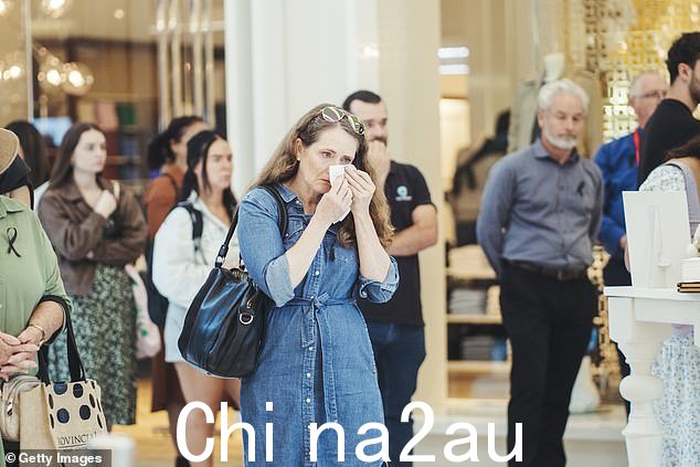 周四,数百人聚集在中心,向周六袭击事件中受影响的人们表示敬意。