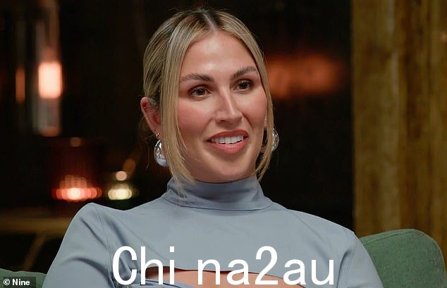 Sara 让她的追随者们重新审视她,因为她放弃了通常的长直金发,转而采用了蓬松的卷曲外观