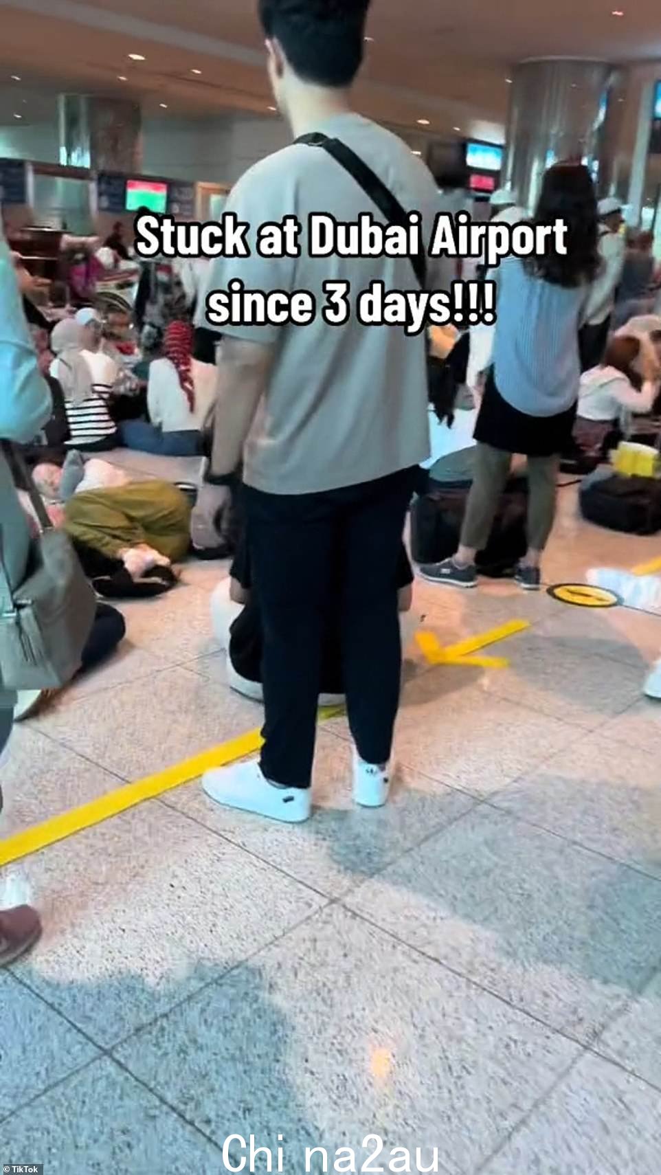 已经过去三天了,旅客仍然被困在机场 - 而且食品供应也在减少。迪拜国际机场是阿联酋航空的所在地,阿联酋航空是中东最大的航空公司,运营着 3,600 多个航班每周从 3 号航站楼枢纽出发。该航空公司将旅客飞往六大洲 80 个国家的 150 多个城市,拥有近 300 架飞机的机队。然而,由于迪拜和迪拜遭受前所未有的洪水,该航空公司的运营面临严重中断。乘客们被困在机场,只能在几乎没有信息的情况下保护自己。” class=
