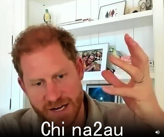 当王子热情地谈论负责任的旅行方式时,他已故母亲的照片在背景中清晰可见