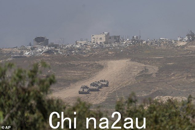 以色列装甲运兵车周三在以色列-加沙边境附近移动