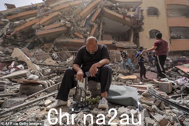 一名巴勒斯坦人昨天检查加沙地带中部努塞拉特一栋建筑的受损情况