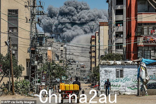 周三加沙地带努塞拉特发生爆炸,道路上冒出浓烟