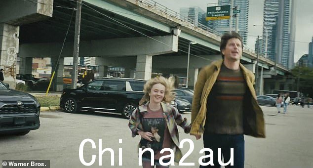 但是随后有人看到 Hartnett 和他的女儿停车并赶着及时赶到竞技场