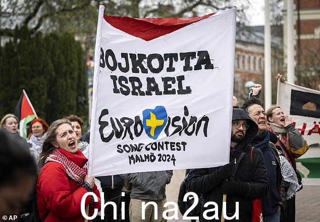 人们在马尔默市政厅外举行示威,举着标语牌反对以色列参加欧洲歌唱大赛