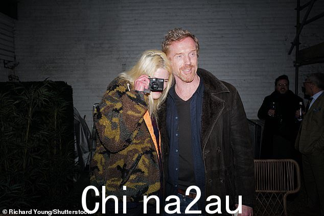 有人看到艾莉森在拍摄自己的照片