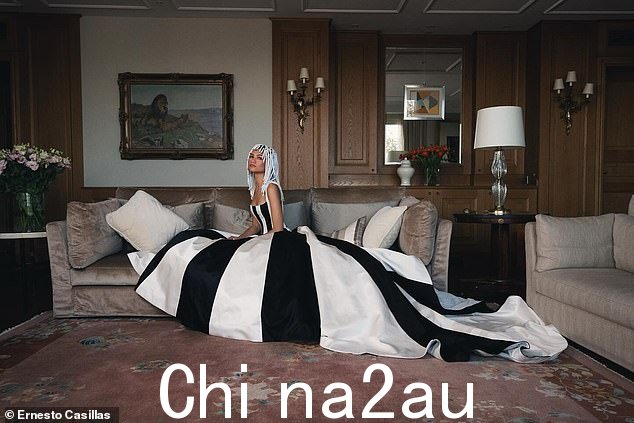 周四,《Euphoria》明星的造型师 Law Roach 上传了两张 Zendaya 的绝美照片,重现了现在的标志性造型