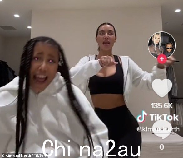 Taylor 似乎还提到了 Kim 10 岁的女儿 North West 一月份在 TikTok 上跳舞《Shake It Off》,她写道:#你的孩子回家时唱着一首只有我们两个人知道的关于你的歌'