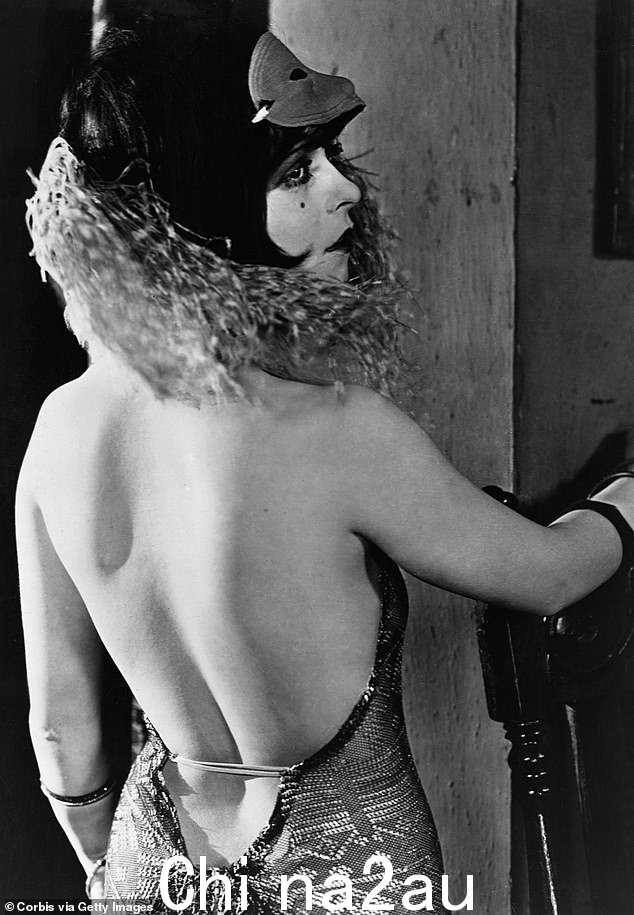 Clara Bow 在 1927 年的 IT 中穿着羽毛围巾和露背连衣裙