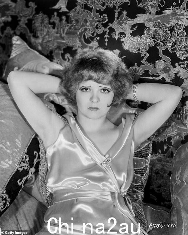 女演员 Clara Bow (1905-1965) 斜倚在一堆枕头上的肖像,派拉蒙影业,1929