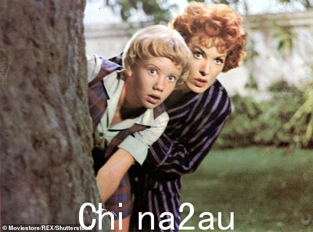 这位英国女演员多年来拥有令人难以置信的职业生涯,并在主演 1961 年家庭喜剧电影《父母陷阱》(左图,1961 年)后声名鹊起