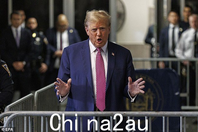 悲剧是在前总统特朗普(周五早上拍摄)在法院内时发生的