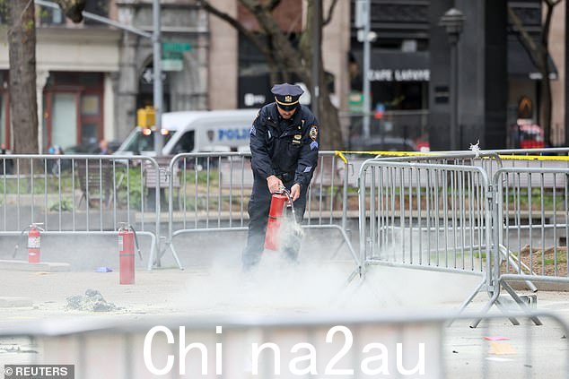 目击者将这一事件描述为“政治抗议”,尽管尚不清楚他站在哪一边