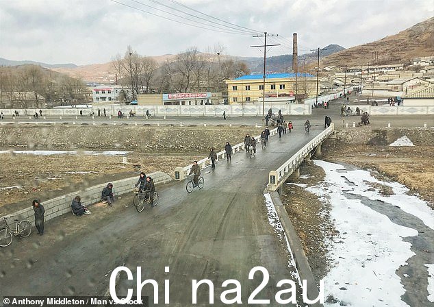 在卧铺火车上旅行,安东尼能够看到一些朝鲜乡村