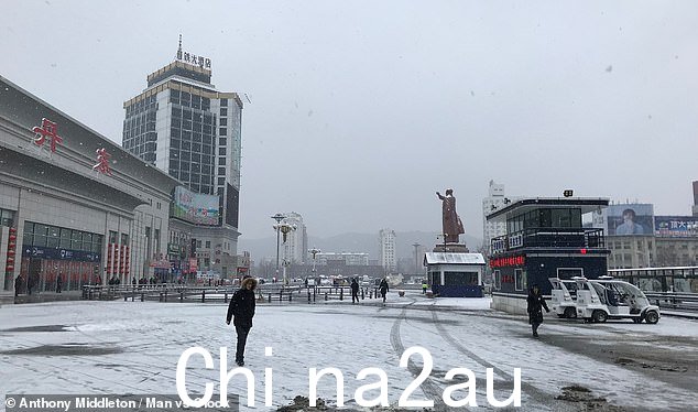 如图所示,安东尼在丹东登上火车时,遇到了中国共产党前领导人毛泽东的“巨大的挥舞着的雕像” Party
