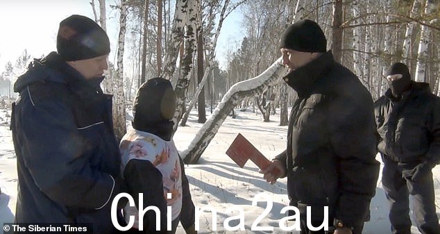 照片显示波普科夫(右)回到了他的一些犯罪现场,甚至展示了他如何进行一些杀戮