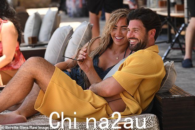 这位 30 岁的 TOWIE 明星在“努力应对 Dan 与 Ella Rae Wise 的新关系”后决定退出节目(合照)