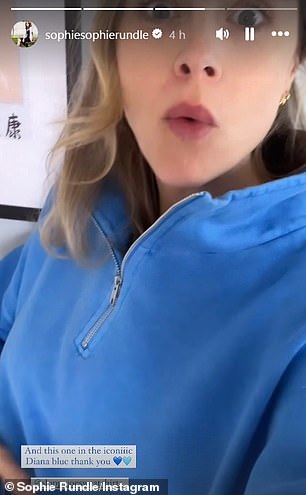 当这位明星抱着自己的肚子时,她还在一个短片中模仿了同品牌的蓝色四分之一拉链