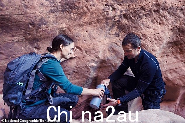 贝尔最成功的剧集是正在播出的《与贝尔·格里尔斯一起狂奔》,该剧于 2014 年在 NBC 首播(与娜塔莉·波特曼合影)