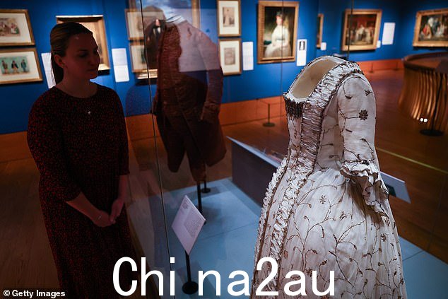 荷里路德宫国王画廊(如图)的首次展览展示了乔治亚时期的时尚,从 1714 年乔治一世登基到 1830 年乔治四世去世
