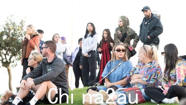 Community成员们参加在邦迪海滩海豚法庭举行的烛光守夜活动,以纪念邦迪枢纽悲剧的受害者。图片:NCA NewsWire / Monique Harmer