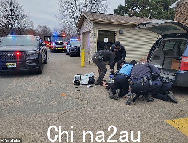 直到一位家庭朋友被叫到家里,看到她脸色发青,抓住她,把她带到停车场并拨打 911