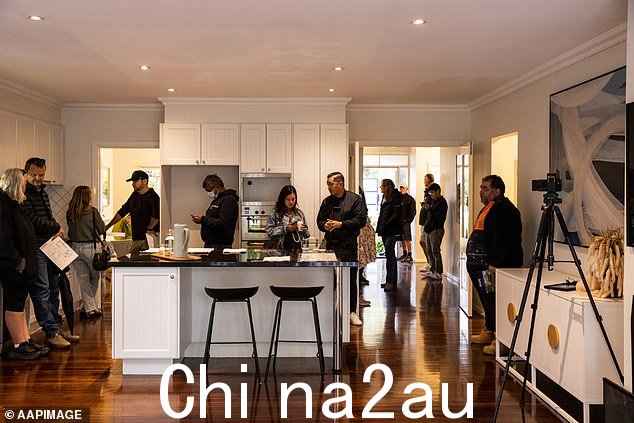 吉丁斯先生表示,澳大利亚建造的房屋数量较少是租金上涨如此之高的主要原因(图为拍卖会上的人)
