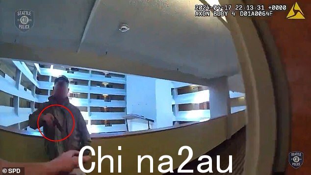 警察开枪打死了一名恋童癖者,他在打开酒店门时拔出枪,准备与两个年轻女孩进行恶心的三人行