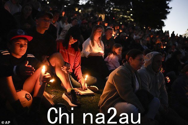 哀悼者默哀一分钟,纪念韦斯特菲尔德大屠杀中丧生的六名无辜者