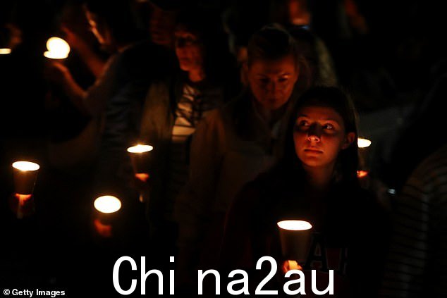 守夜活动(如图)是在袭击中被刺伤的九个月大婴儿哈里特的健康状况得到积极更新后进行的