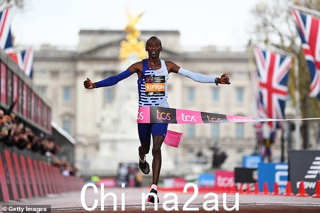 已故的 Kelvin Kiptum 以创纪录的 2:01:15 完成比赛,获得男子精英赛最高奖项