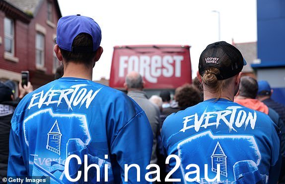 英格兰利物浦 - 4 月 21 日:可以看到埃弗顿球迷穿着球队商品2024 年 4 月 21 日,在英格兰利物浦古迪逊公园举行的埃弗顿足球俱乐部与诺丁汉森林队的英超比赛之前,他们正在前往体育场的路上。 (亚历克斯·利夫西/盖蒂图片社拍摄)