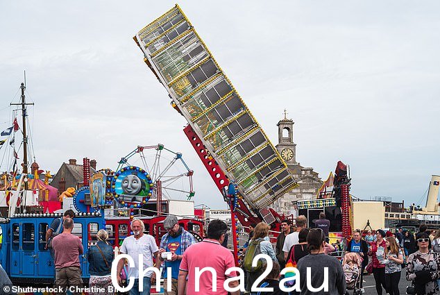 2021 年皇家海港 200 周年庆典期间,当地人和游客参加旅游集市(文件图片)