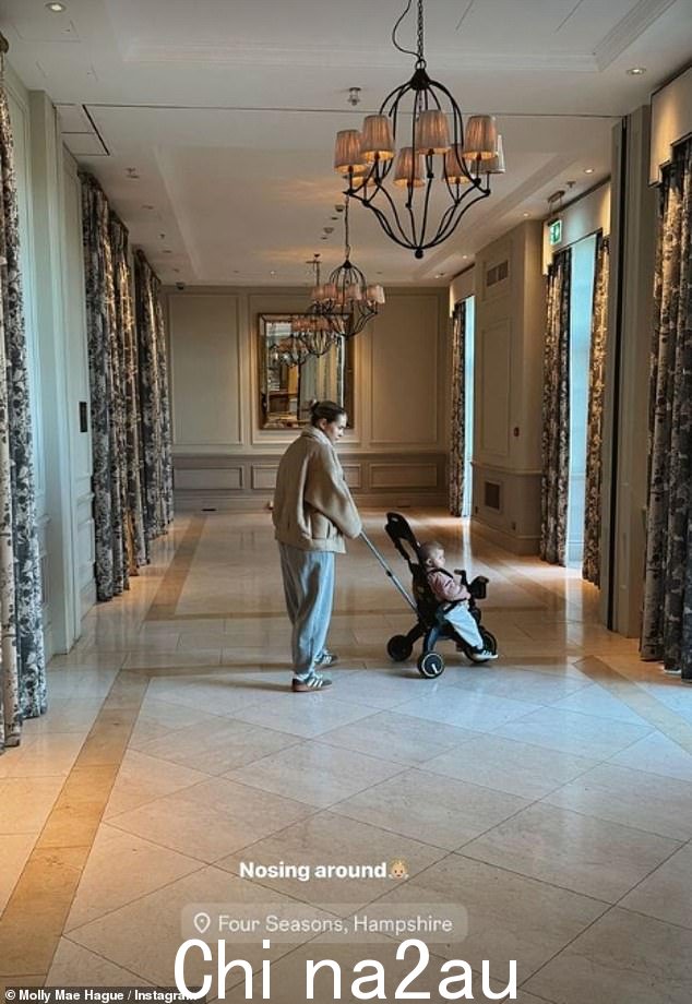 推着小鹿斑比推着婴儿车,她为这张照片添加了标题:“在他们探索酒店的大理石大厅时四处搜寻”