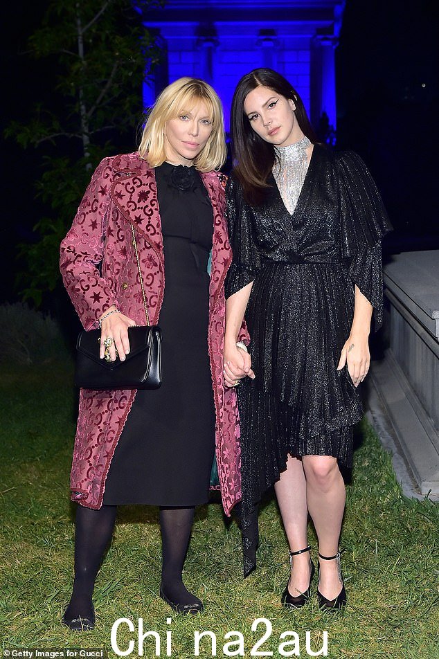 考特尼·洛芙 (Courtney Love) 和拉娜·德雷 (Lana Del Rey) 的奇异关系本周又出现转折,他们断断续续的友谊似乎在眨眼间再次消失;见于 2018 年 11 月