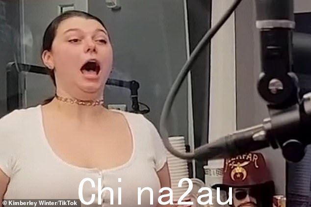 金伯利是六岁的杰克逊和两岁的奥特姆的母亲,她说如果孩子们不礼貌地打嗝,她不会管教他们 - 但她妈妈在她成长过程中确实这样做了