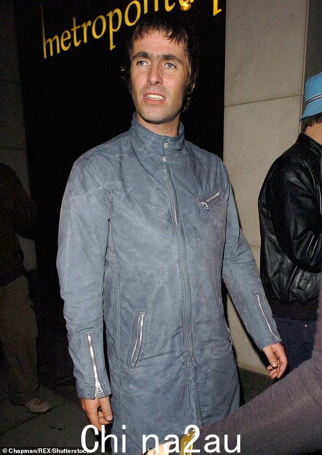 利亚姆·加拉格尔 (Liam Gallagher) 在梅菲尔区 Met 酒吧外合影。酒吧是酷不列颠运动最前沿的许多人最喜欢去的地方